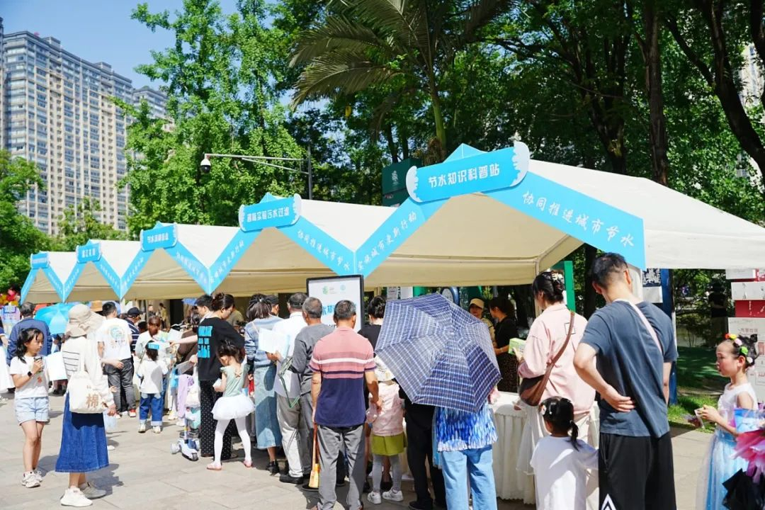 ▲全国城市节约用水宣传周活动现场（图源：温江区河长办）