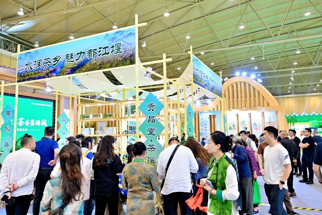 活动现场，王小琴、谭丹、李雨芯、张俪四位代表，分别登台为贡品堂茶溪谷、青城道茶、灌城联合茶业、都江堰茶仙子茶叶进行产品推介，带领在场嘉宾领略都江堰茶的独特魅力 。