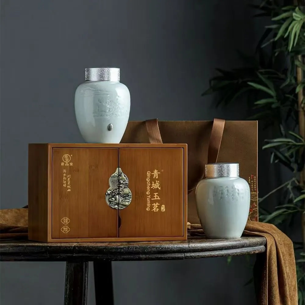 都江堰的好水，青城山的灵秀孕育了独具特色的青城道茶。青城道茶茶长三寸，为一芽二叶三节梗，寓意了一生二二生三三生万物的道家文化本源，青城道茶制作技艺已被列入成都市级非遗项目。