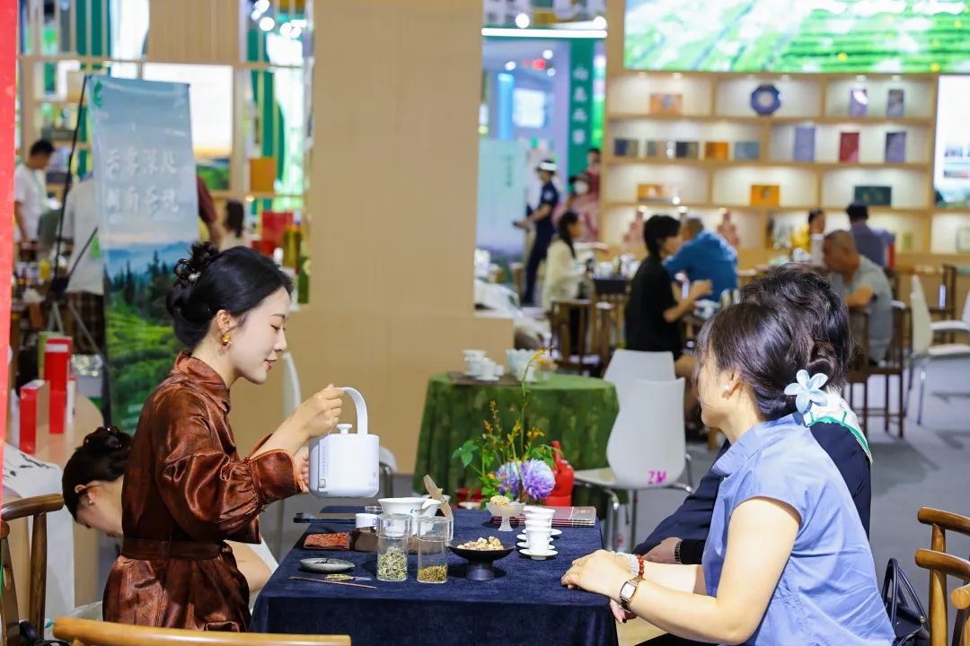 活动上，青城茶叶、灌城联和茶业、都江堰茶仙子茶叶分别与意向合作客户签订合作协议。四川喜乐文化传播有限公司邓晓鸥告诉记者，自己本身对都江堰青城山的历史文化比较感兴趣，也特别喜爱喝茶，此前已深入茶仙子茶叶基地了解过，本次和茶仙子茶叶签约达成合作意向，下一步将代理其茶品主推深圳市场。
