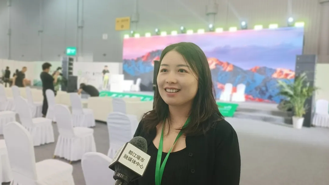 除此之外，百年清成茶叶也与香港健桥有限责任公司达成合作。香港健桥有限责任公司负责人王达兵介绍，公司主营大健康产品，未来双方将开展深度合作，聚焦为前往都江堰旅居的香港客户，提供高品质的健康产品及服务。