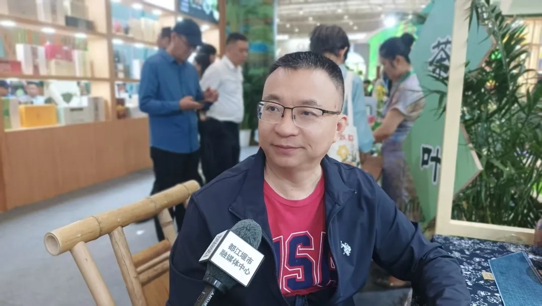 洞青茶叶负责人王康表示，&ldquo;感谢都江堰政府给企业提供展示展销的平台，参加本届省茶博会，感受到川茶蓬勃发展的万千气象，今后，将持续坚守好山好水出好茶的初心，让每一片叶子都焕发出乡村振兴的活力。&rdquo;