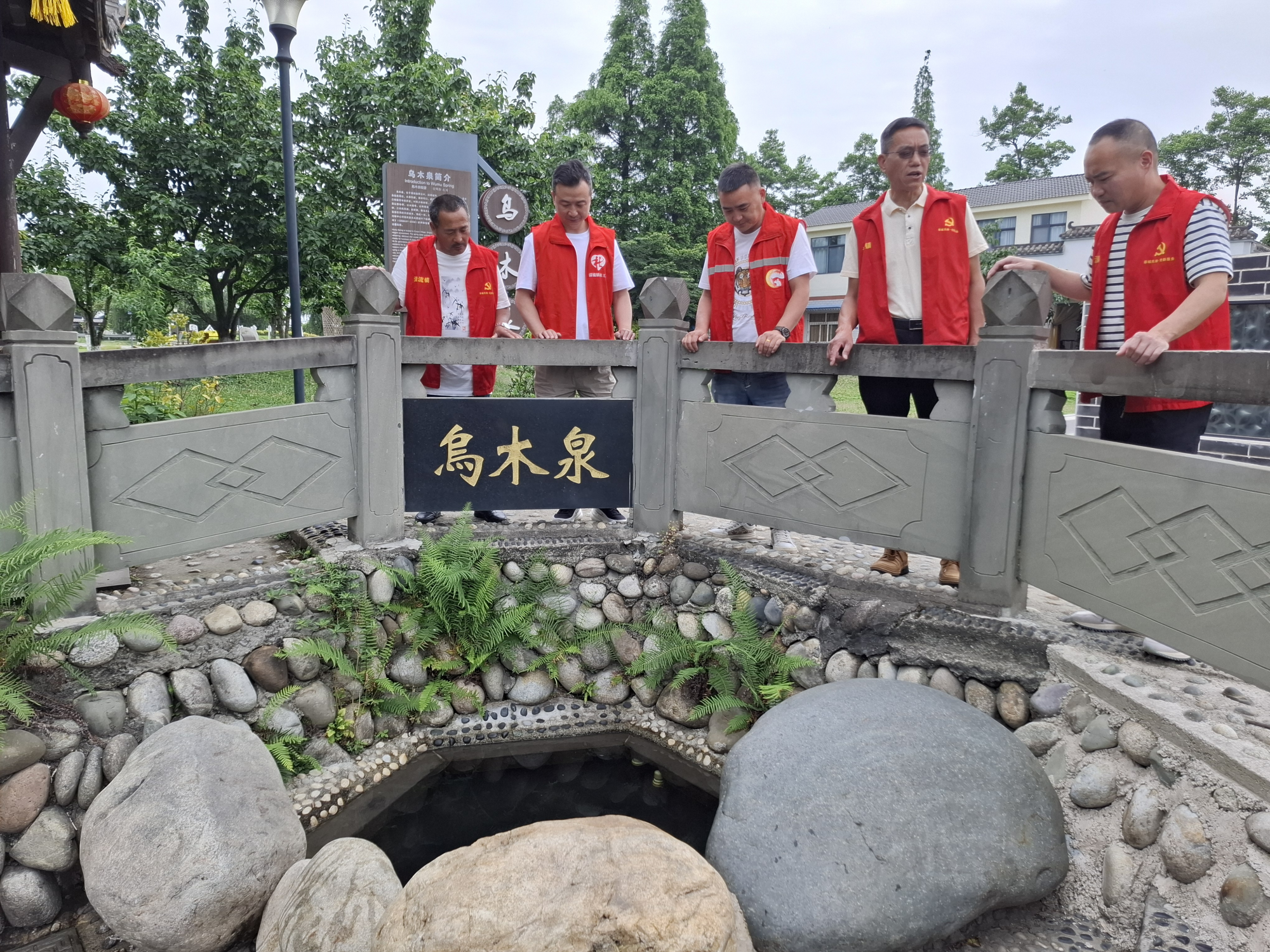 ▲志愿者查看乌木泉水质 （摄影：郭怡）
