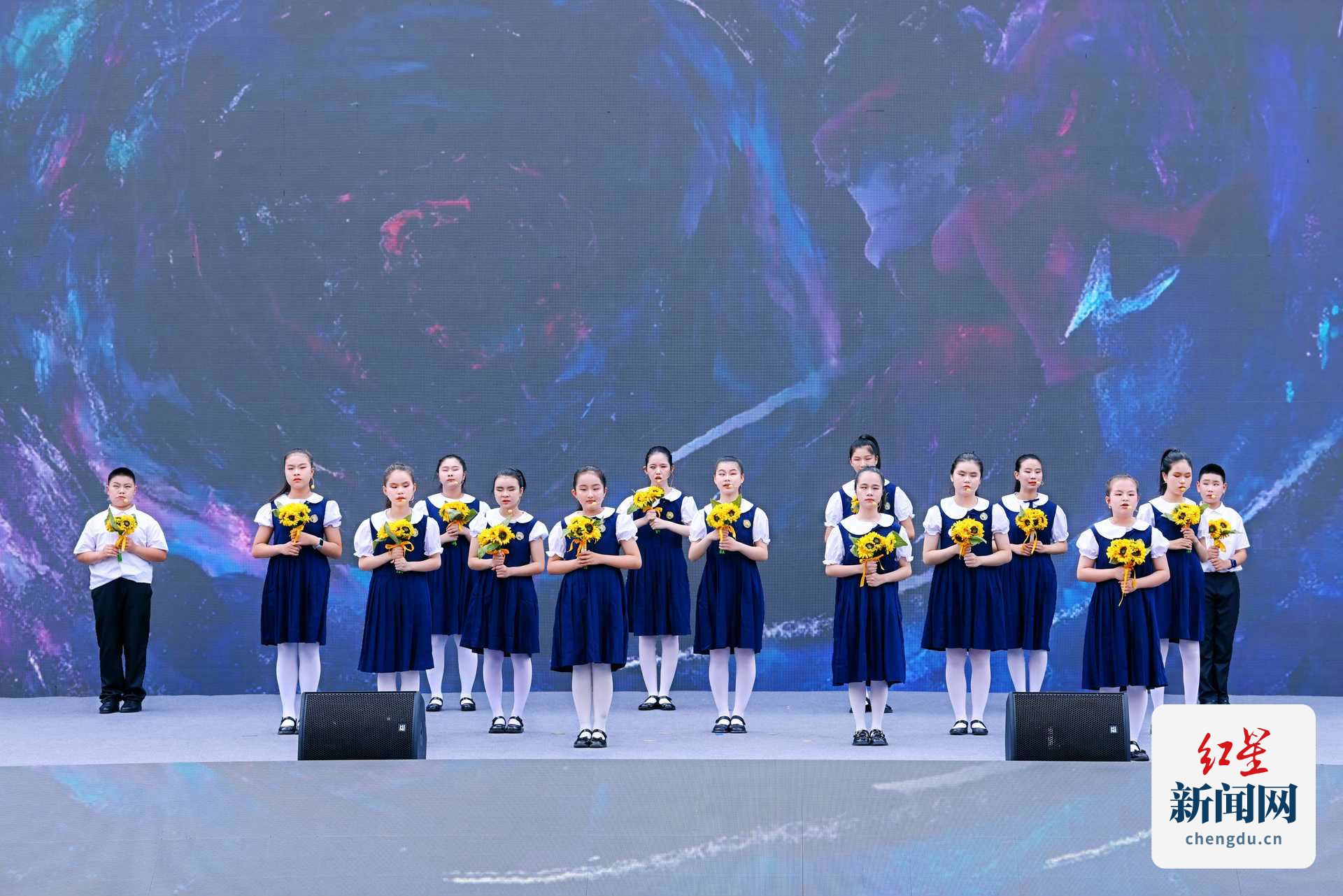 智能仿生手、AI语音交互轮椅、无障碍居家改造系统……活动现场的科技助残产品展示展销会上，数十款前沿科技辅具集中亮相，多家科技企业联合发布“残障友好型”产品解决方案，展现科技的力量与温度。残障体验者，通过脑机接口设备操控机械臂完成精细动作，视障人士借助智能导盲眼镜“看清”展台导览，直观展现科技赋能残障群体生活、就业的多元可能。展会相关科技公司负责人则表示，“我们希望通过技术创新，降低残障人士参与社会的门槛，让科技成为他们融入日常的隐形翅膀”。舞台上，现场残障人士学习操控无人机的视频，展现了科技赋予的“破茧之力”。市残联切入“低空经济”，推出无人机培训项目，让残疾青年们成为技艺娴熟的“飞手”，通向新的就业领域和赛道。