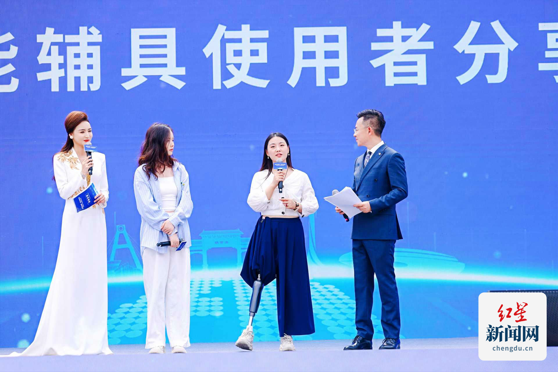 值得注意的是，活动现场还发布了“蓉光闪耀•成就梦想”首批24个典型案例，举行了“牵手‘福’蓉·助愿成真”成都市残疾人547个微心愿对接。据介绍，近年来，成都市深入开展“牵手‘福’蓉·双百双千”助残行动，征募助残工美大师244名、助残文艺大使272名、公益助残单位3005家、志愿助残队伍2950支，开展残健共融活动3000余场、惠及残疾人30余万人次。在此背景下，成都市“牵手‘福’蓉·双百双千”助残行动专项基金应运而生。一年来，专项基金通过八大公益板块协同发力，专项基金累计募集善款善物达1553.55万元，在场景营造、就业帮扶、康复服务等领域直接惠及残疾人2600余人次。
