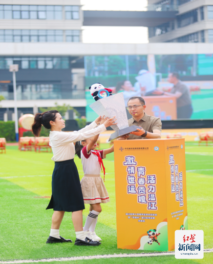 “薪火相传”感人至深:基层教练20年坚守、温江学子反哺执教、高原女足跨海拔追梦等动人故事,完成体育精神的代际传递。师生共创奖杯为精神图腾,构建校园体育共同体,实现从“受教者”到“育人者”的跨越;用足球搭建起600公里的教育桥梁,彰显体教融合的深层价值。