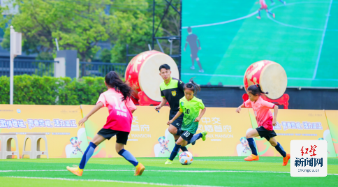 温江区和盛小学与温江区实验学校(成中医附小)打响本届足球联赛揭幕战,校园啦啦队的助威声响彻操场,足球队以精湛技艺呈现精彩对决,为贯穿200余天的综合运动会赛事点燃战火。本届赛事共设置田径、球类、绳类等10大项37小项比赛项目,覆盖全区8万余名学生。