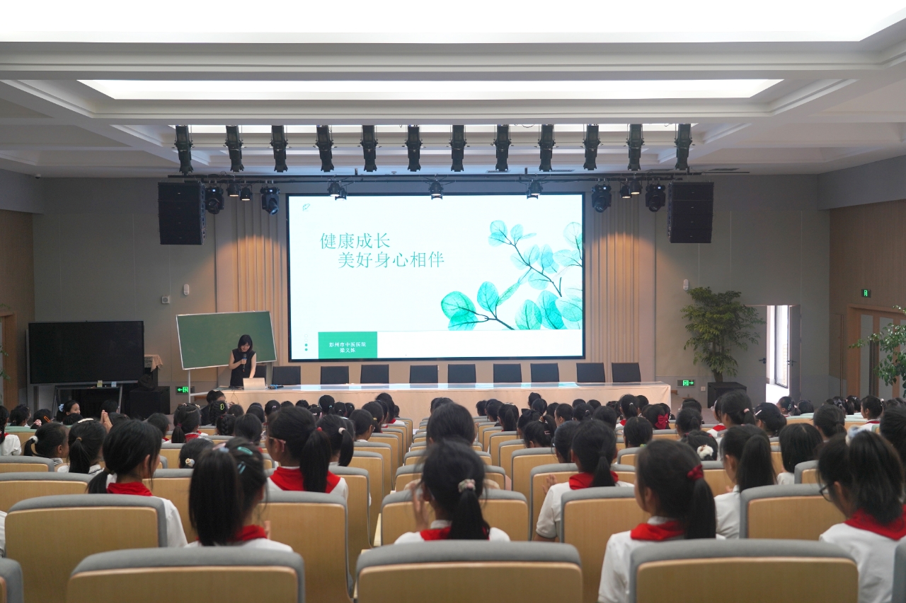 活动中，彭州市中医医院梁义姝主治医师化身“成长引路人”，借助图文并茂的课件与生动案例，系统解析青春期身高体重骤变、第二性征显现等生理特征，以及情绪起伏、人际敏感等心理变化，引导学生以平和心态接纳成长蜕变。在“青春答疑”互动环节，面对学生们抛出的“青春痘如何护理”“同学间矛盾怎样化解”等现实困惑，梁医师以通俗易懂的语言耐心解答，给出科学实用的解决建议。热烈的问答氛围中，学生们纷纷表示收获满满，掌握了诸多应对青春期问题的有效方法。