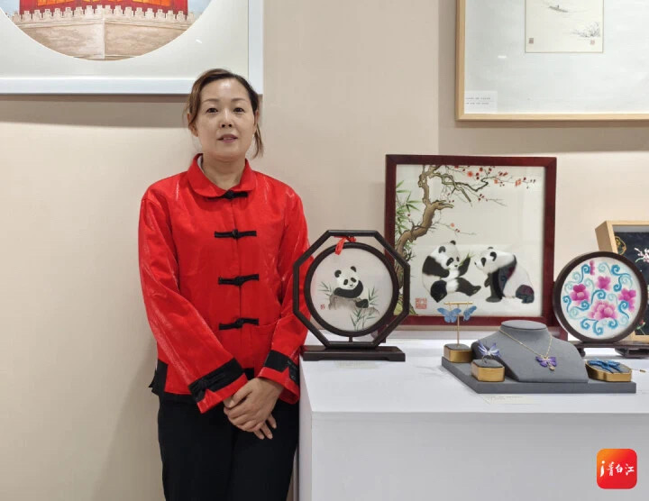 任晓红和她的作品《天府熊猫》