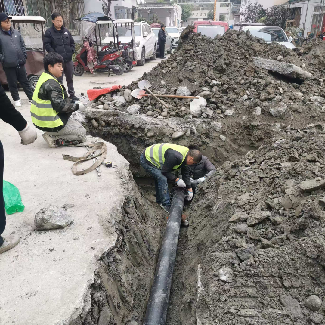 ▲老旧水管改造 （图源：温江区河长办）