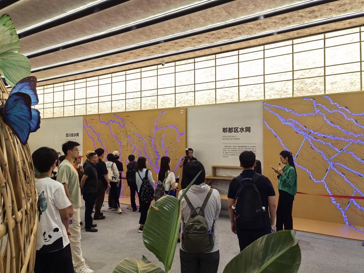 ▲代表团观看郫都区水网（摄影：吴渝）