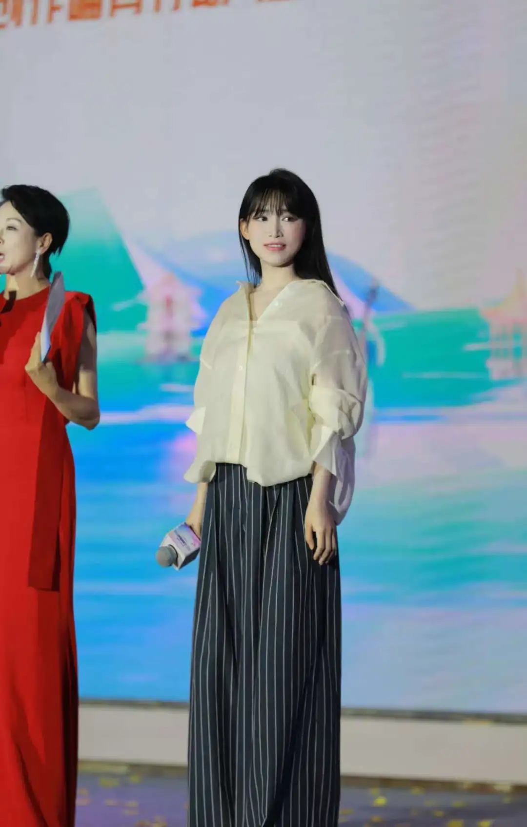李子柒，四川绵阳东说念主，自2015年起通过短视频创作走进全球视线。2021年7月14日，李子柒的布置媒体账号在更新完《衣食住行酱醋茶》后，因堕入风云停更1200多天。2024年11月12日，李子柒发布停更后的首条短视频，晓示“回来”。