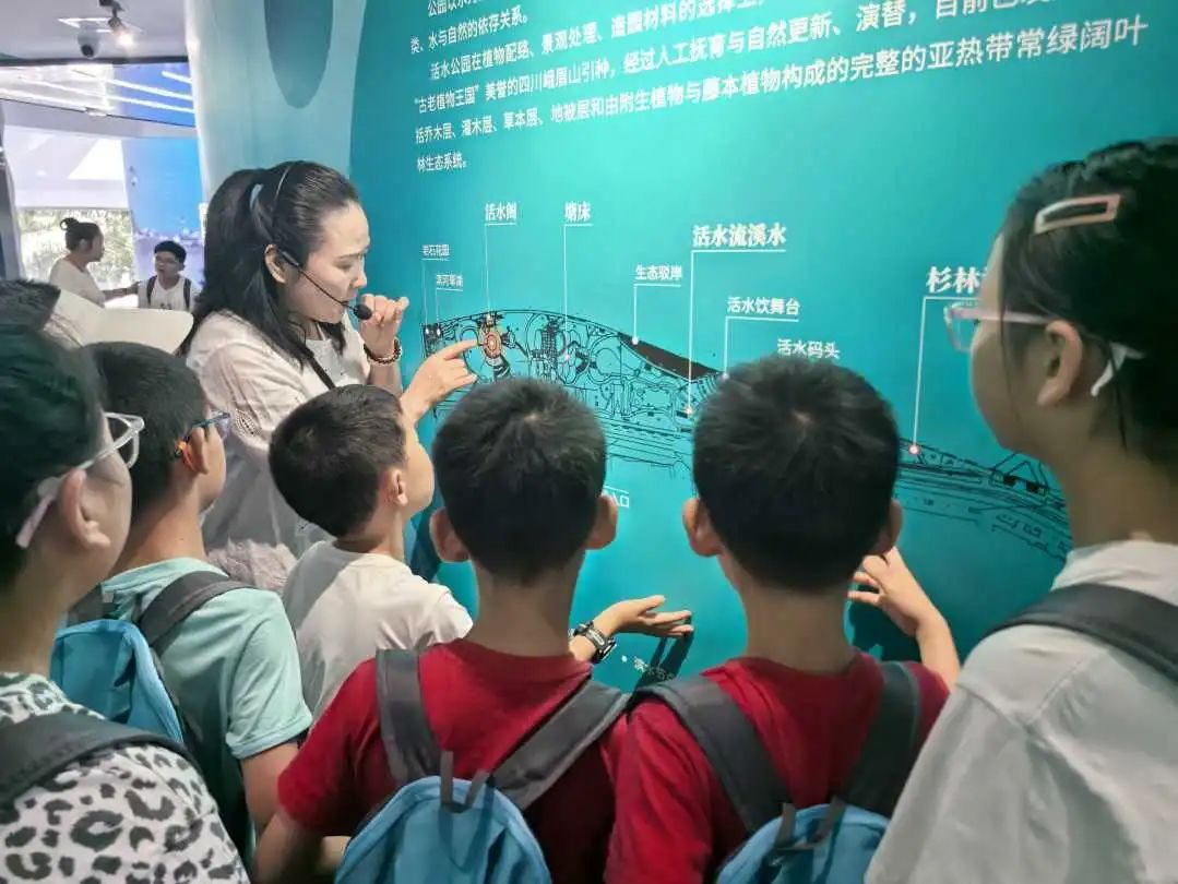 ▲活水公园水情馆参观学习（摄影：蒲智芳）1