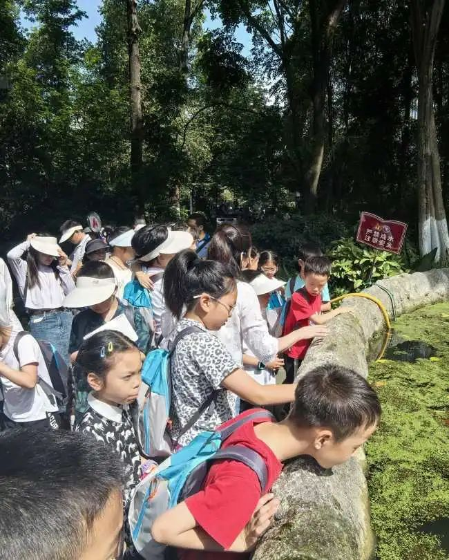 ▲活水公园参观学习（摄影：蒲智芳）