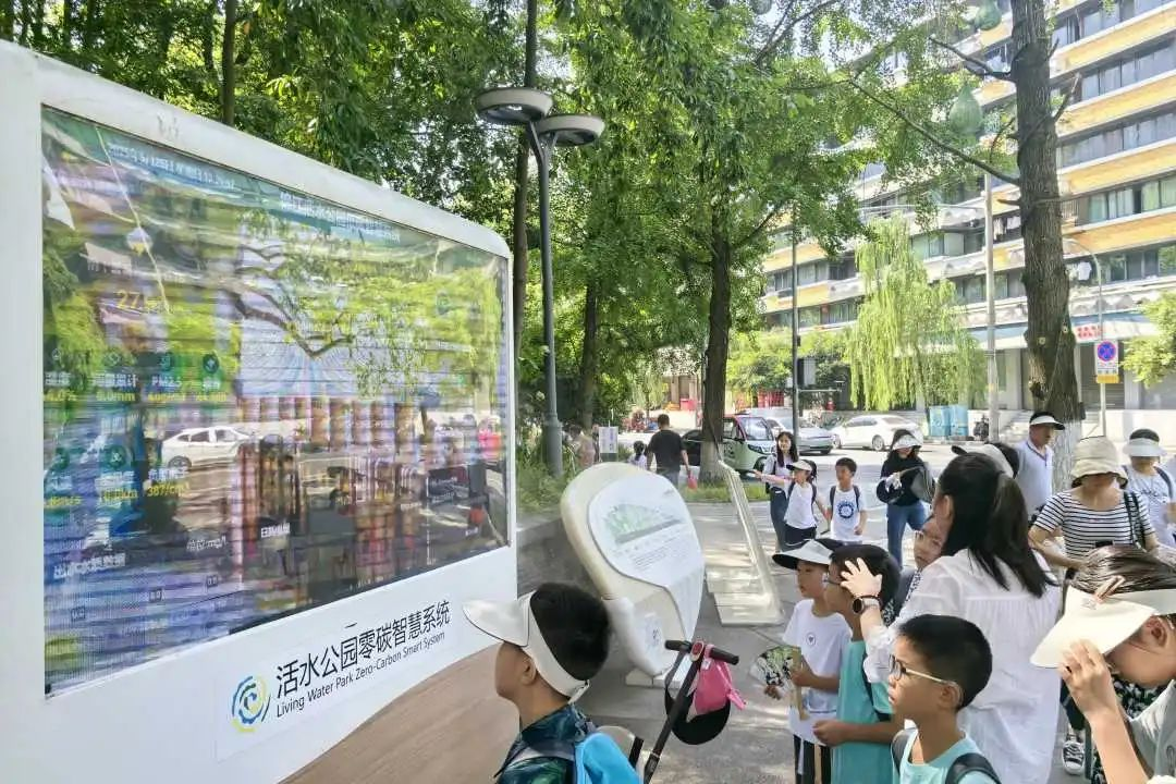 ▲活水公园参观学习（摄影：蒲智芳）2