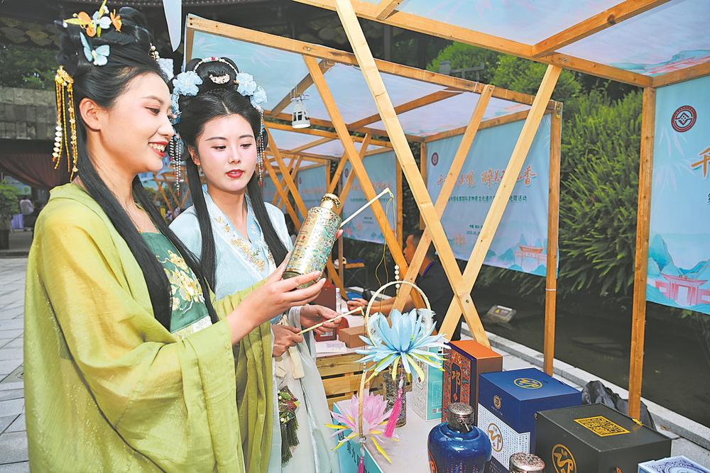 ▲搭客以“江湖东谈主”身份千里浸参与非遗场景