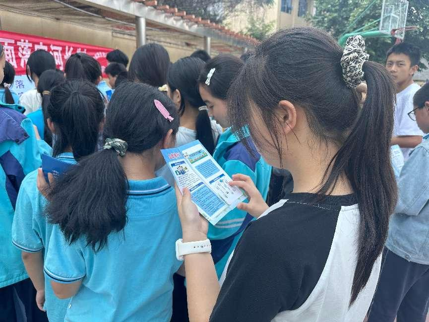 ▲同学们领取河长制宣传资料（图源：东部新区河长办）