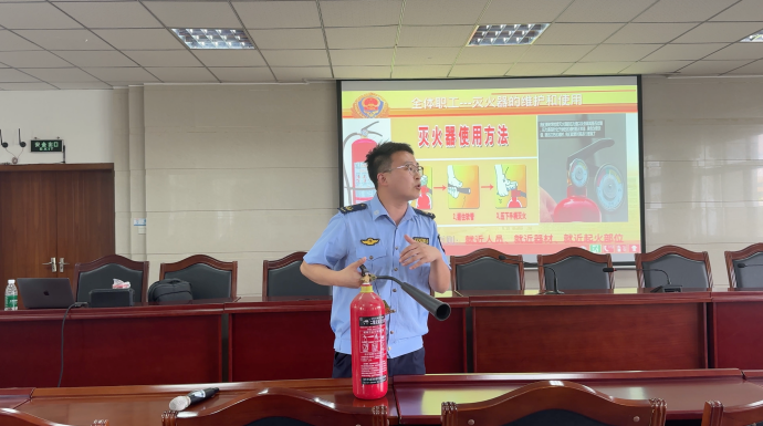 ▲灭火器使用方法（图源：岷江水厂）