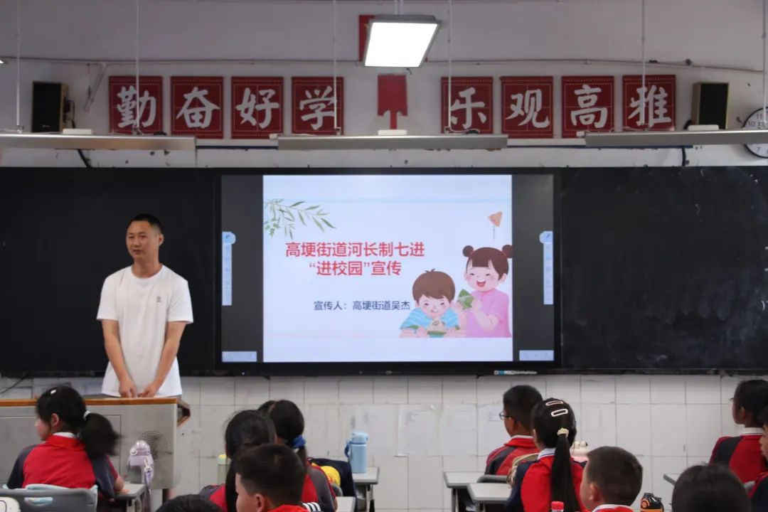▲河长制“进校园”宣传现场 （图源：邛崃市河长办）
