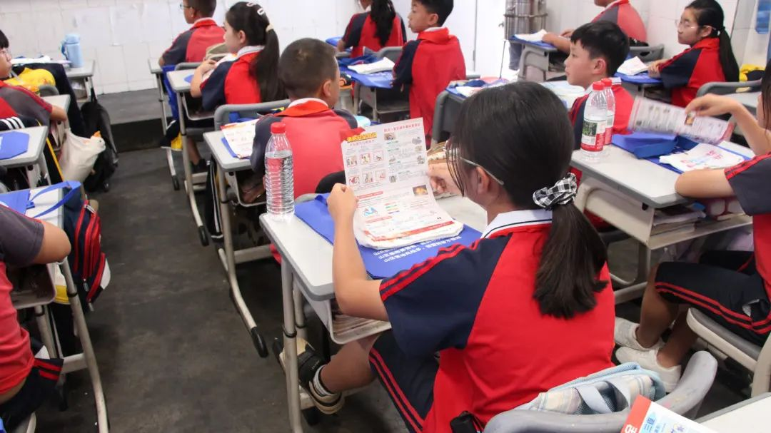 ▲同学们认真阅读水知识宣传资料（图源：邛崃市河长办）