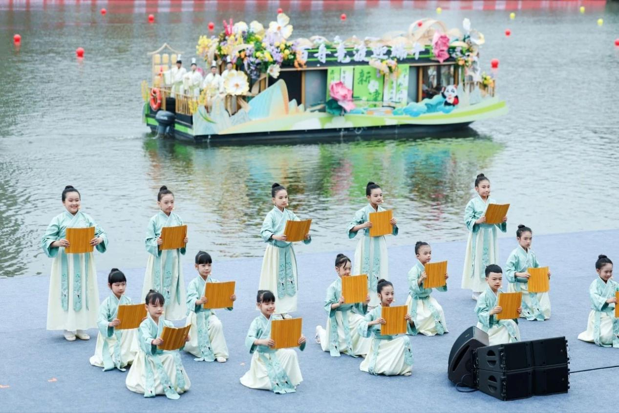 ▲汉服民俗巡游 (摄影：夏欣梅）