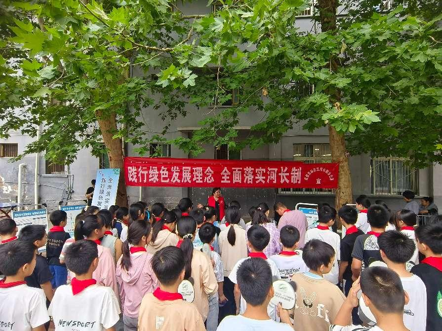▲“河长制”进校园现场（图源：东部新区河长办）