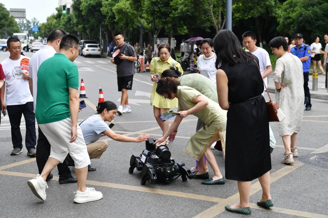“摸摸狗头，答题不愁！”当天，不少考生伸出手轻轻抚摸机器狗的头部。这一特别的互动，既缓解了考前的紧张情绪，也寄托着考生们对考试顺利的美好期盼。