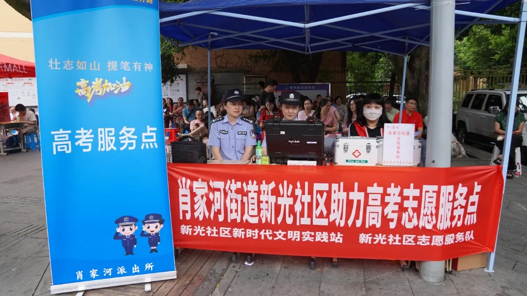 考场外，最揪心的莫过于考生忘带或遗失身份证的突发状况。“糟了！身份证不见了！” 开考前半小时，一声惊呼在成都石室天府中学考点外响起，瞬间揪紧了周围所有人的心。“同学别慌！跟我来！” 附近执勤的民警立刻上前引导至服务点，考生报出身份证号码，随后验证通过。服务点现场高速一体式打印机快速运转，不到两分钟，一张带有鲜红公章、个人信息完整的临时身份证明被郑重地交到考生手中。
