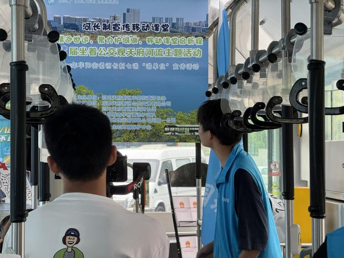 ▲巡河公交车变成河长制移动课堂（图源：天府新区河长办）