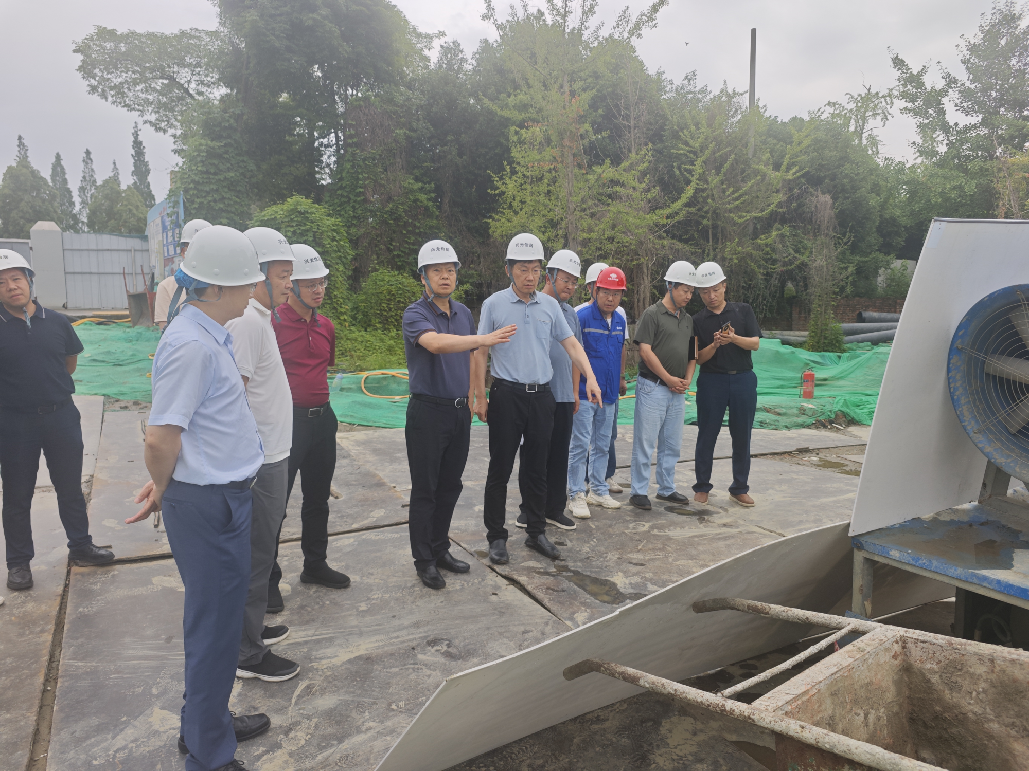 ▲调研江安河康河段防洪治理工程推进情况（图源：青羊区河长办）
