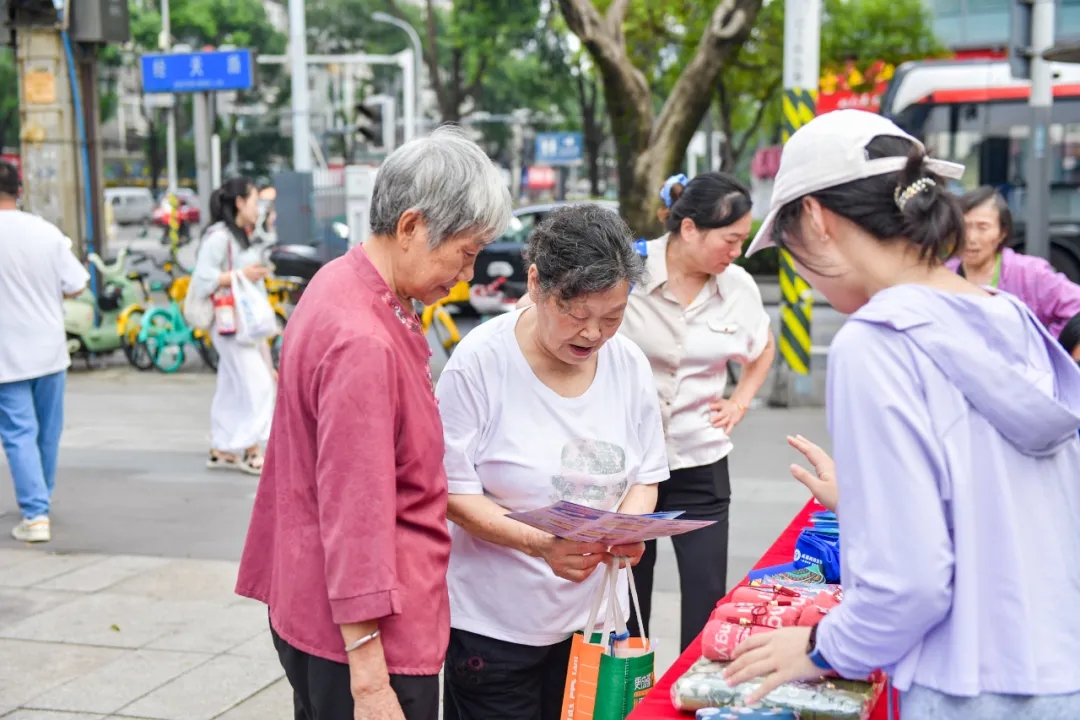 下午，走进锦江区柳江街道白鹭湾科技生态园，30余家企业代表参加活动。律师专家围绕《民营经济促进法》，解读企业合规发展的关键法规和案例。市委网信办有关处室同志系统解读成都网信领域“助企护企”4大类16项措施，涵盖网上正面宣传、营商网络环境优化、企业信息化赋能及网络安全防线构筑等内容。还重点宣介了涉企网络侵权信息举报、辟谣相关机制，指导举报渠道、举报要件及举报流程，提升企业维护自身合法权益意识及能力。