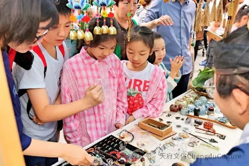 ▲感受非遗文化 (图源：天府文化ChengduCulture）