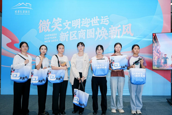 新区世运商圈焕新进行时：微笑与文明的双向奔赴1308