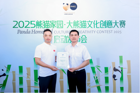 鸿星尔克将公益与文化情感做了双向链接，吸引更多人参与的同时，把文化创意转化为保护力量，助力国宝成长，更让世界听懂中国熊猫的故事。这与鸿星尔克“为国民运动而生”的理念一脉相承,熊猫主题产品在功能之外,附加了“穿国货=护国宝”的情感价值,让消费者购买行为成为文化认同的表达。