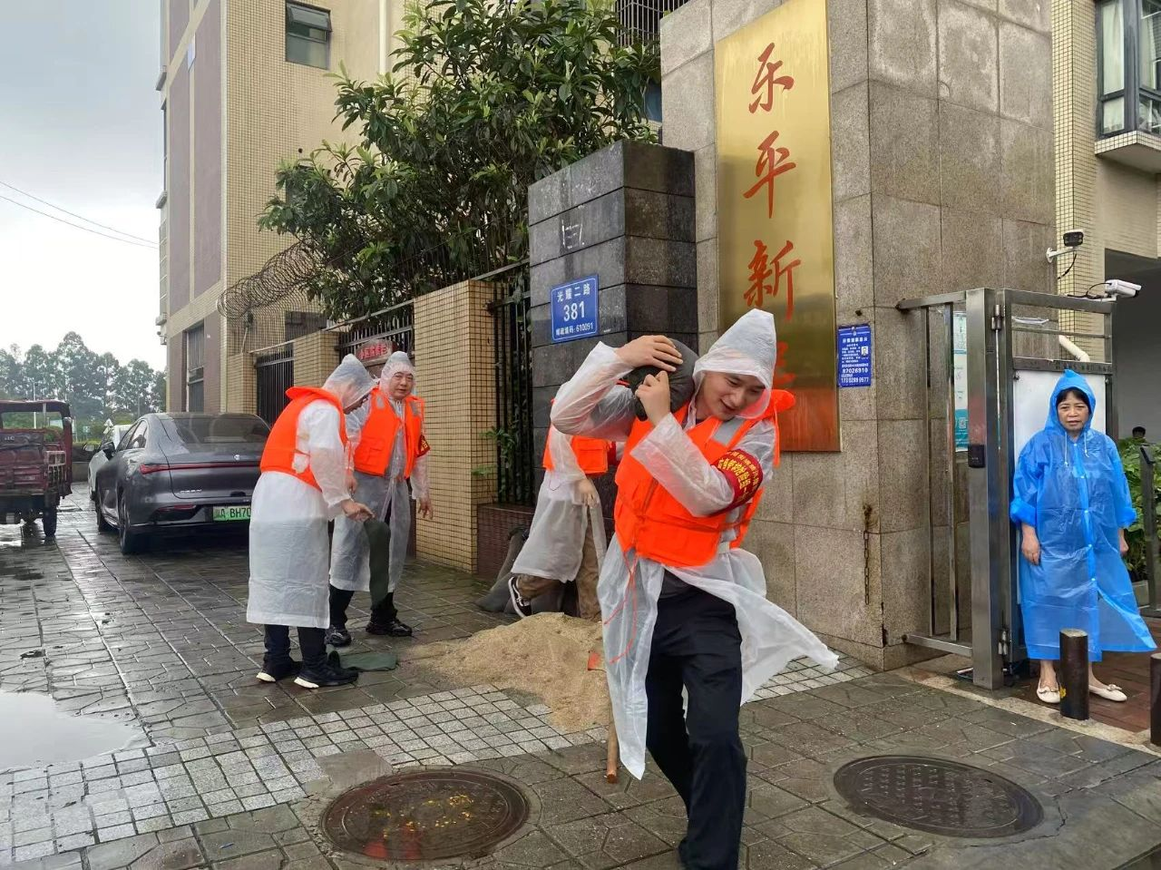 ▲搭筑起挡水墙（图源：青羊区河长办）