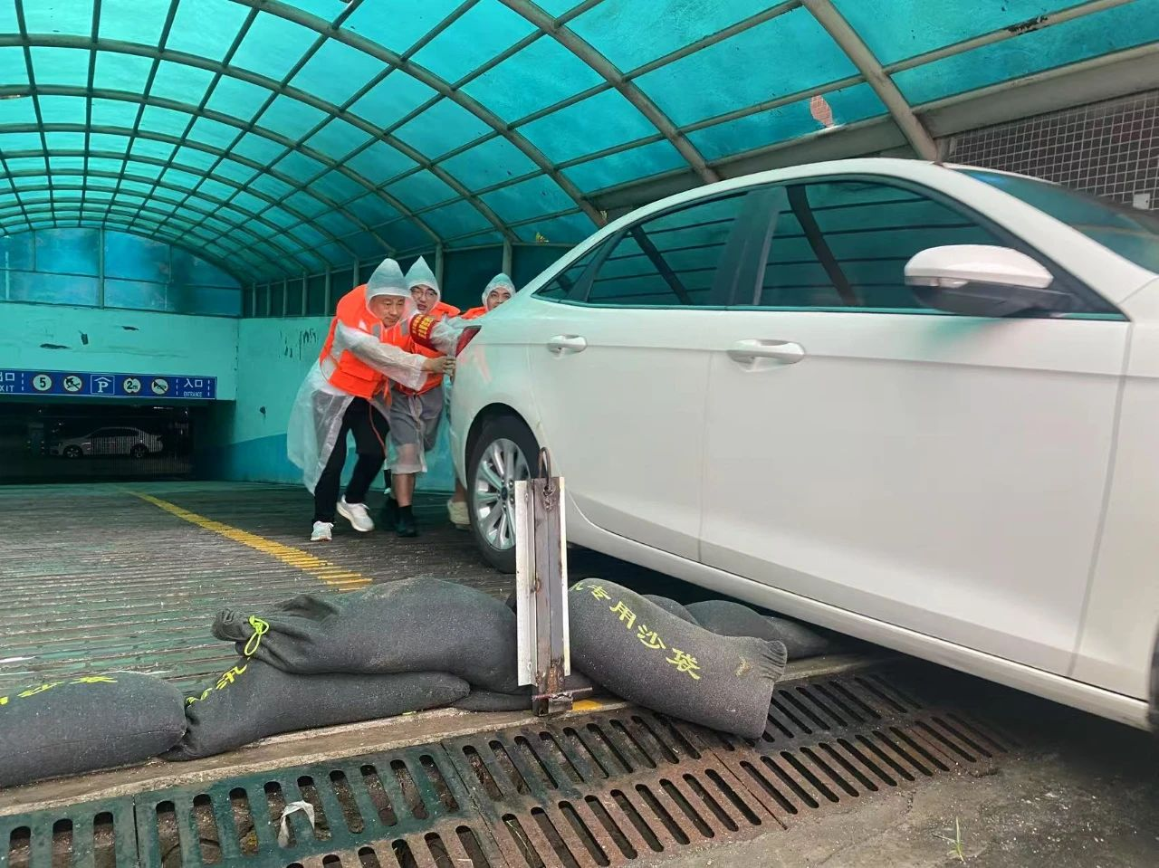 ▲救助被困人员和车辆（图源：青羊区河长办）