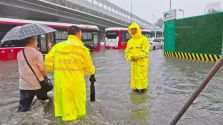 成都暴雨致部分桥梁积水 道桥监管部门出动216人次抢险