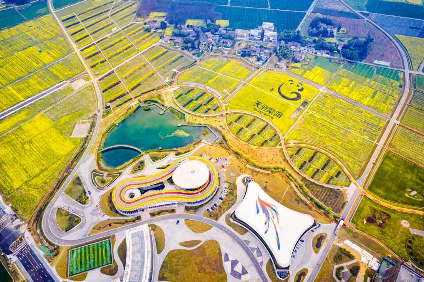 据邛崃市住房和城乡建设局相关负责人表示，下一步邛崃市还将持续优化营商环境、加大融资政策支持、加强人才培育激励。在政务服务、招商引资、合同签订、项目落地、产业发展、检验检测、资质升级等方面积极为企业纾困解难，提供更优质的营商环境。（来源:邛崃市委宣传部）