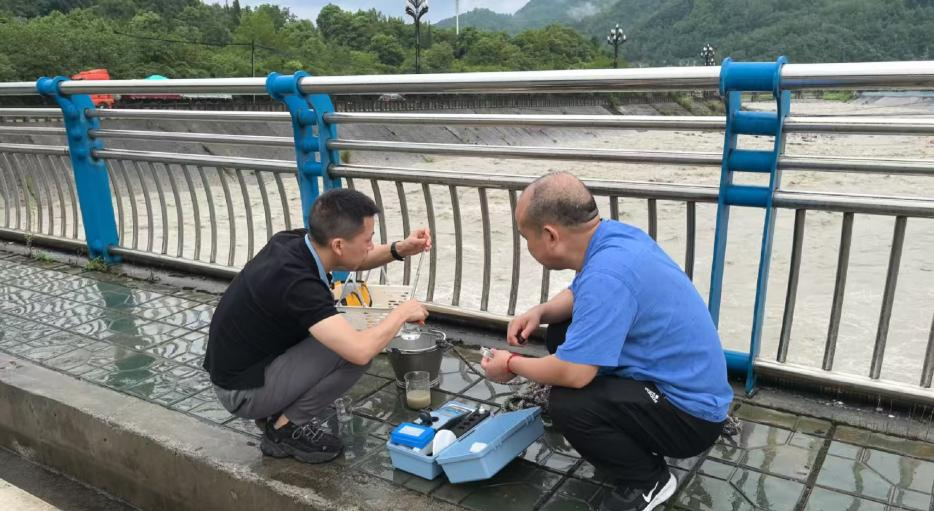 ▲检测水质（图源：岷江水厂）