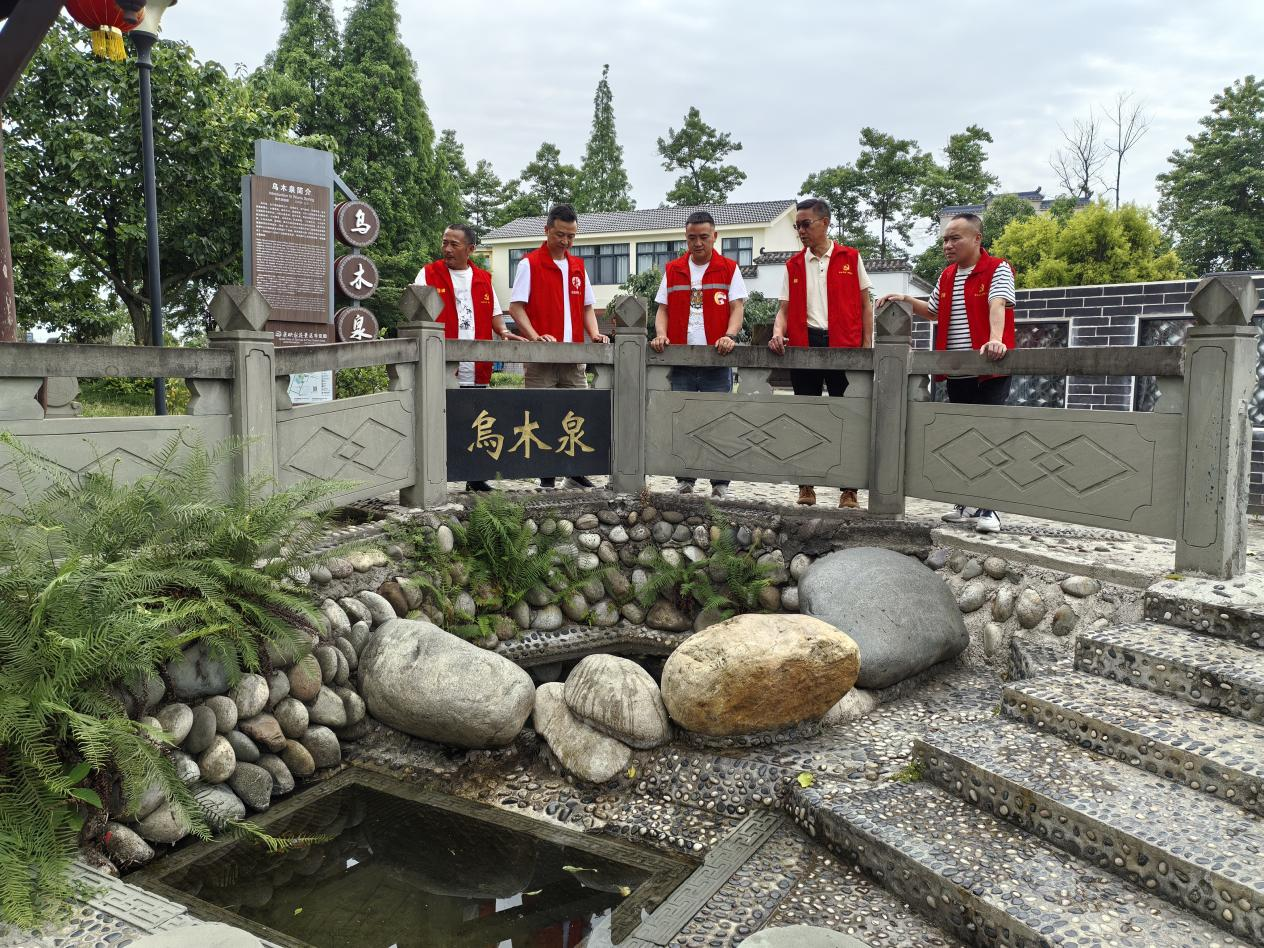 ▲翠云村志愿者队伍在乌木泉巡河（摄影：吴渝）