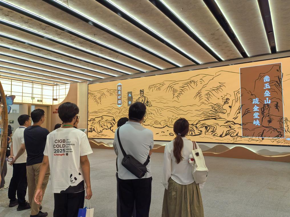 游客参观蜀水文化博览馆（摄影：吴渝）1