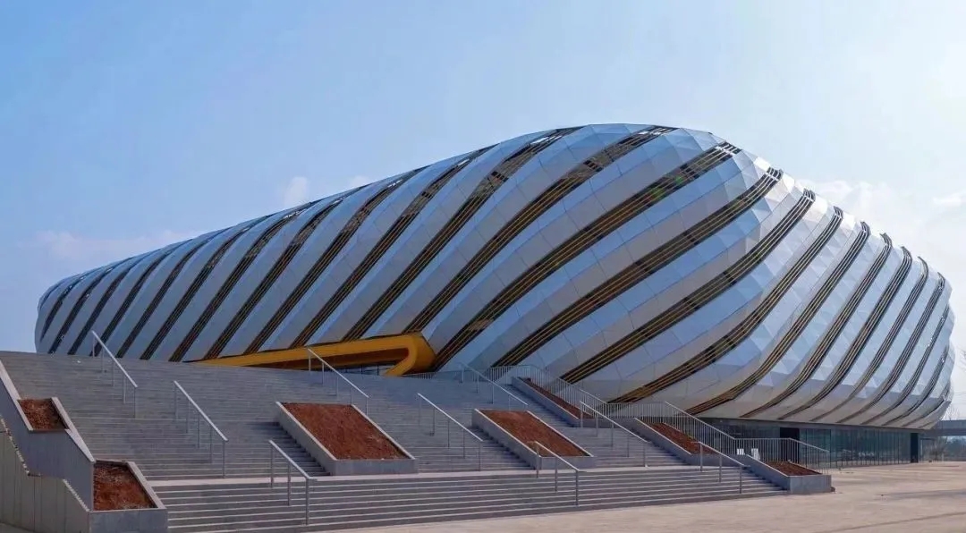 走进中国民航飞行学院（天府校区）台球场馆，首先让人眼前一亮的，是有序排开的7张专业球桌，在灯光下沉稳伫立。