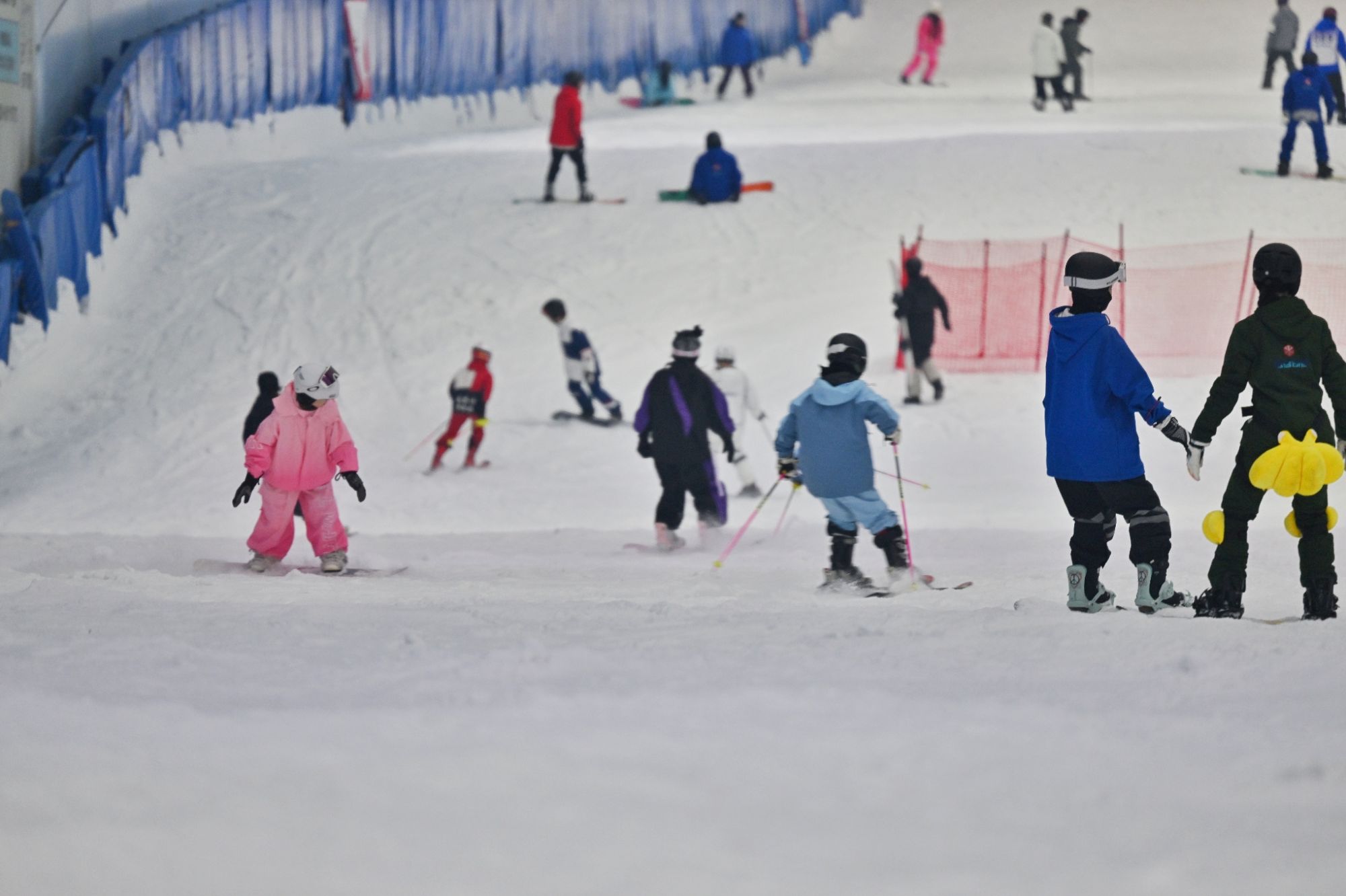 想体验夏日里的“冰天雪地”？热雪奇迹满足你！这里常年保持-6℃的低温，你可以尽情在冰雪世界里撒欢，感受滑雪、玩雪的乐趣，体验与室外高温截然不同的清凉刺激。