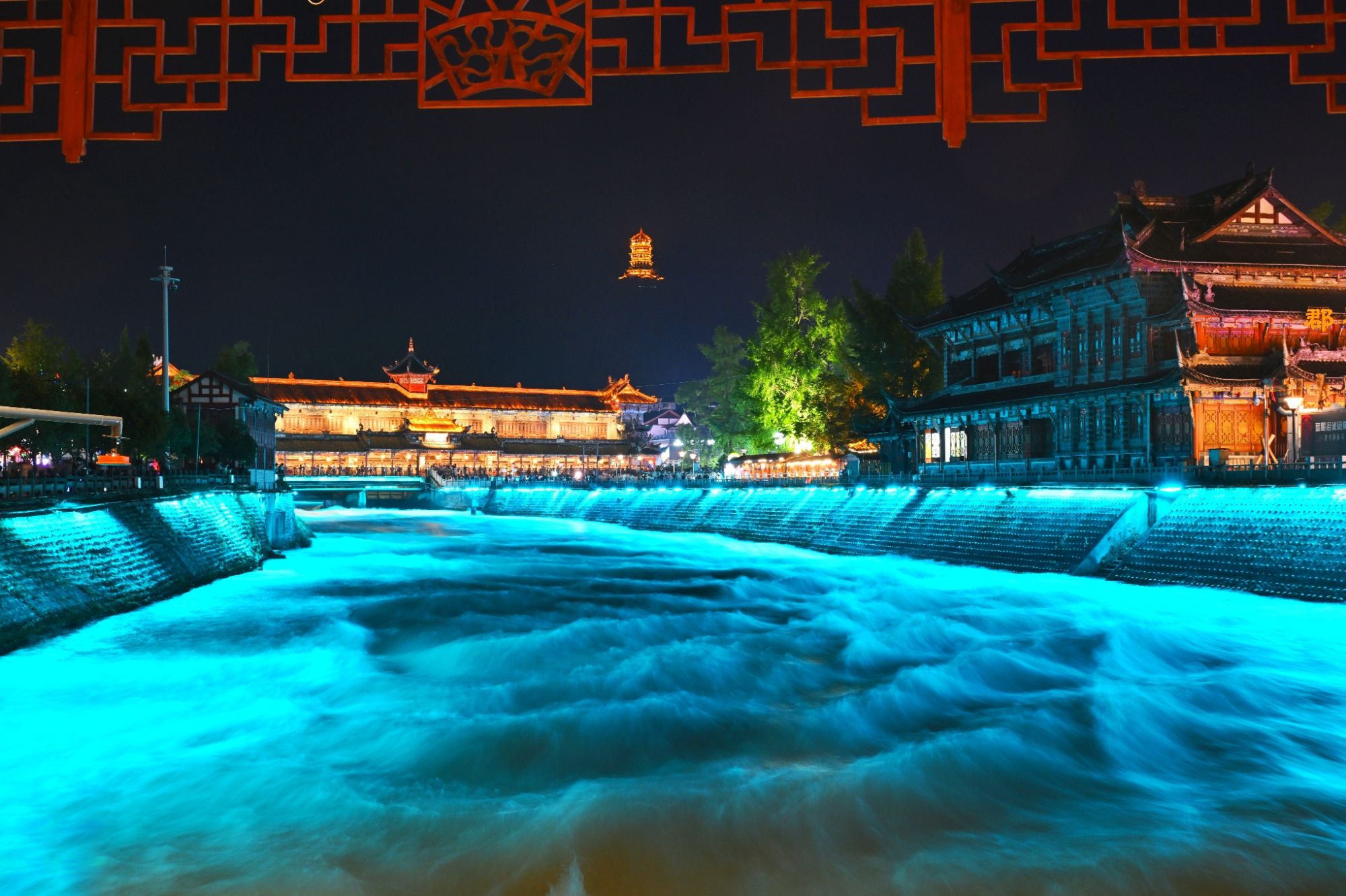 此外，都江堰的“蓝眼泪”景观更是极致梦幻。夜幕降临，独特的光影如蓝色星河般点缀其间，仿佛置身童话世界，成为众多游客争相打卡的网红景点。