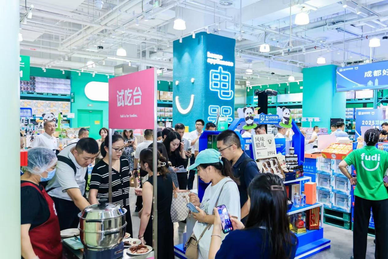 试吃台展示“邛崃”美食，吸引消费者驻足