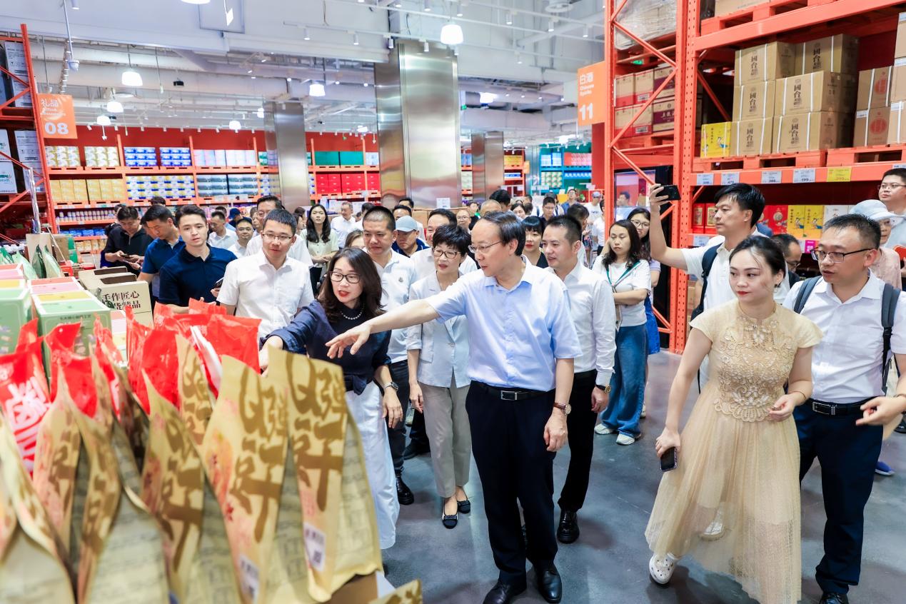 现场，参会领导、嘉宾、受邀采购商及邛企共同参观“成都好物 邛崃优品” 展示展销区域