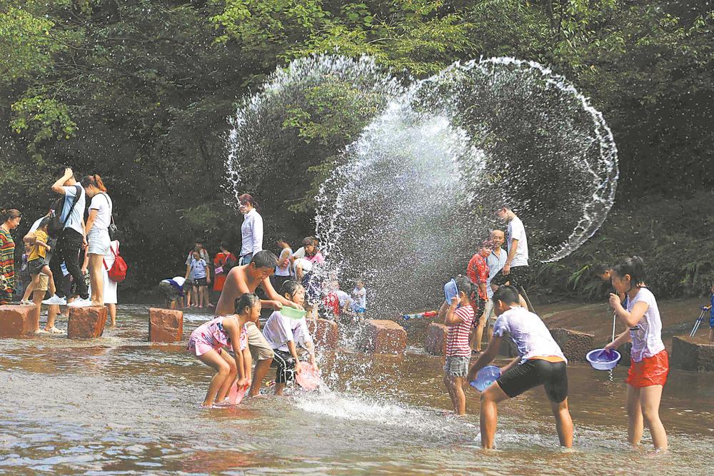 游客在成都市区周边亲水景区游玩。