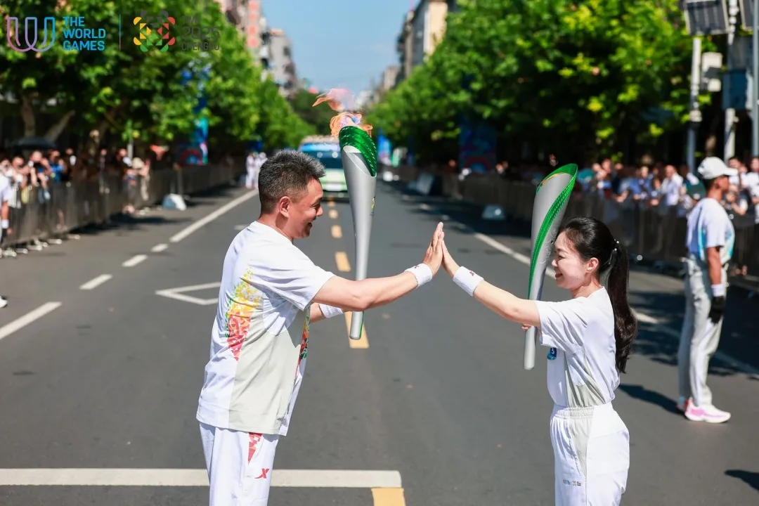 传递路线从三苏纪念馆广场出发，途经上大南街、下西街、纱縠行南街（苏东坡故居旧址），最终回到三苏纪念馆广场，全程约1.5公里。火炬手们步履铿锵，将三苏精神与世运激情融为一体。