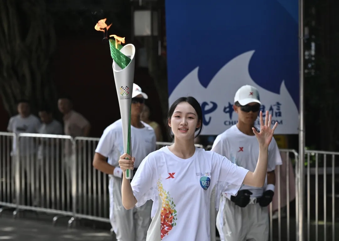 作为三苏祠首棒火炬手，肖雁宁手持火炬，带着灵动与力量奔跑起来。她说：“这是一个很神圣的时刻。”巴黎奥运会的赛场上，她助力中国花样游泳队创造了历史，首次夺得奥运金牌，成为了无数体育人心中的梦想。“不管做任何事情都要有自信，要坚定地相信自己能够做到最好。”在肖雁宁看来，火炬传递的精神内核是一种正能量传递，是对希望、青春、热情、未来力量的凝聚，“传递与美好相关的一切，凝聚力量、凝聚希望，奔向未来。”