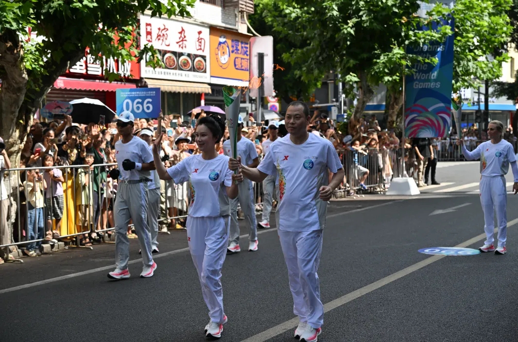中国民航领域的英雄集体代表刘传健和毕楠是该站的集体火炬手之一。2018年5月14日，四川航空3U8633航班从重庆飞往拉萨时，在近万米的高空突发险情，风挡玻璃爆裂脱落，强风造成仪表台受损严重，驾驶舱气温骤降到零下40度左右。 危急时刻，机组人员临危不乱，以无一失误的手动操作，成功将飞机紧急降落于成都双流国际机场，确保了119名旅客的安全，成就了世界航空史上的一次壮举。对于即将开幕的成都世运会，刘传健表示 ：“成都等你来！”